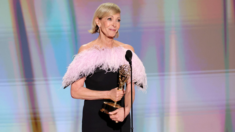 Allison Janney aceptando su premio en el escenario de los Premios Emmy 2026