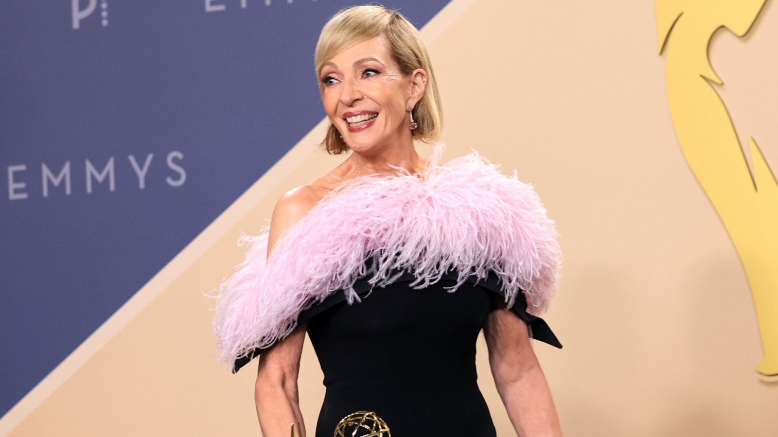 El vestido de Allison Janney para los Emmy 2026 sorprende, pero su cabello inspirado en los años 60 realmente se roba el espectáculo