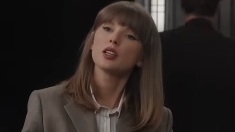 Taylor Swift con el pelo liso en un sketch de los Emmy 2026