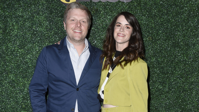 Matt Newell y Mary Holland asisten a la proyección especial de IFC Midnight's GREENER GRASS en el Teatro Montalbán el 14 de octubre de 2019 en Los Ángeles, California.