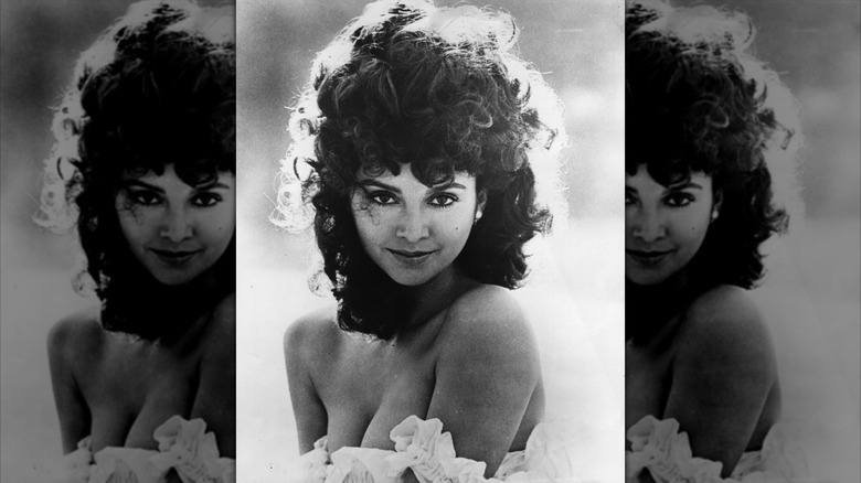 Un retrato de Victoria Principal con el pelo recogido alrededor de 1973.