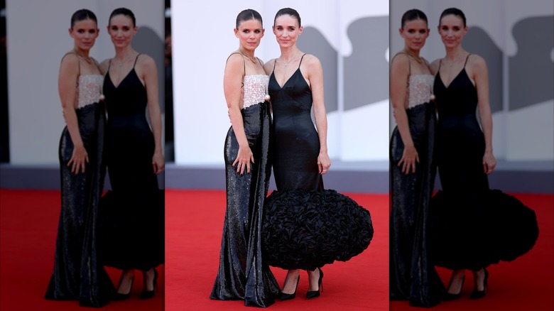 Kate Mara y Rooney Mara con vestidos negros en el 