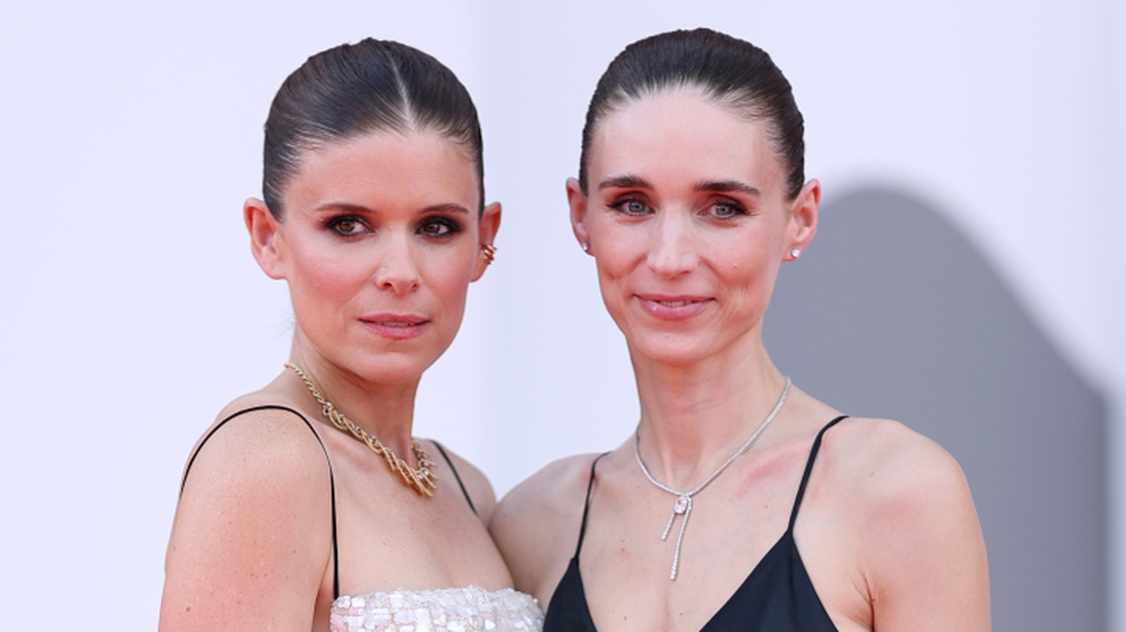 9 veces en las que las hermanas más famosas de Hollywood quedaron atónitas juntas en la alfombra roja