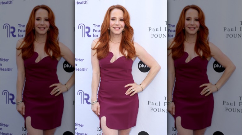 Amy Davidson con un vestido corto color ciruela