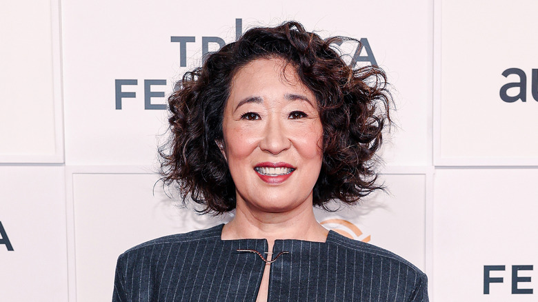 Sandra Oh con lápiz labial rojo