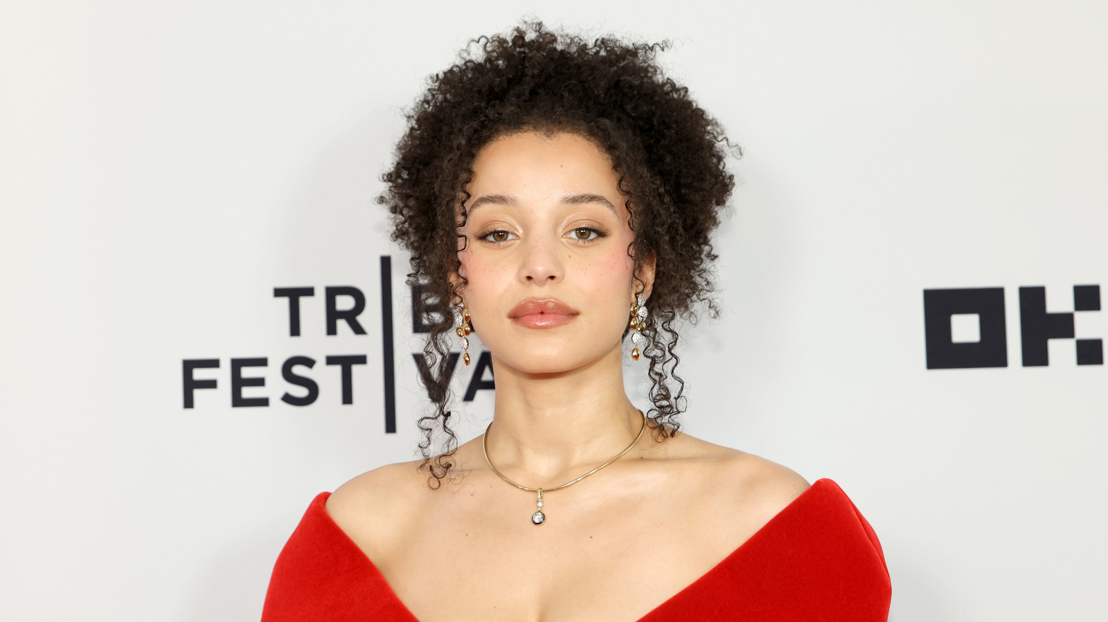 7 peinados para probar inspirados en celebridades conocidas por su cabello rizado