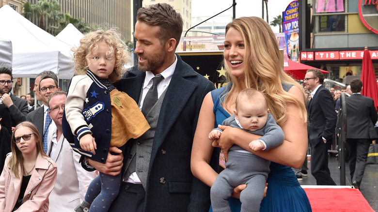 Ryan Reynolds y Blake Lively con dos de sus hijas en la alfombra roja en 2016.