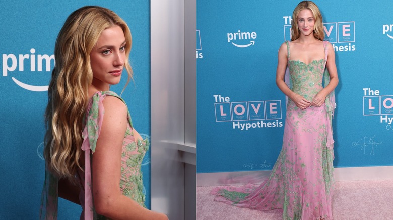 Lili Reinhart posando en una alfombra roja con un vestido rosa y verde