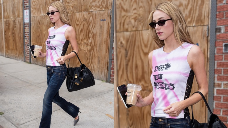 Lili Reinhart con una camiseta estampada y jeans el 19 de septiembre de 2026
