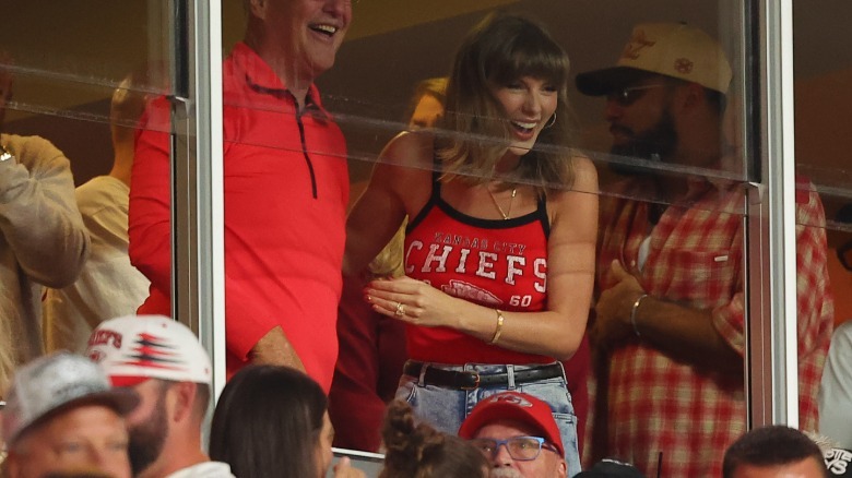 Taylor Swift con un top deportivo de los Chiefs