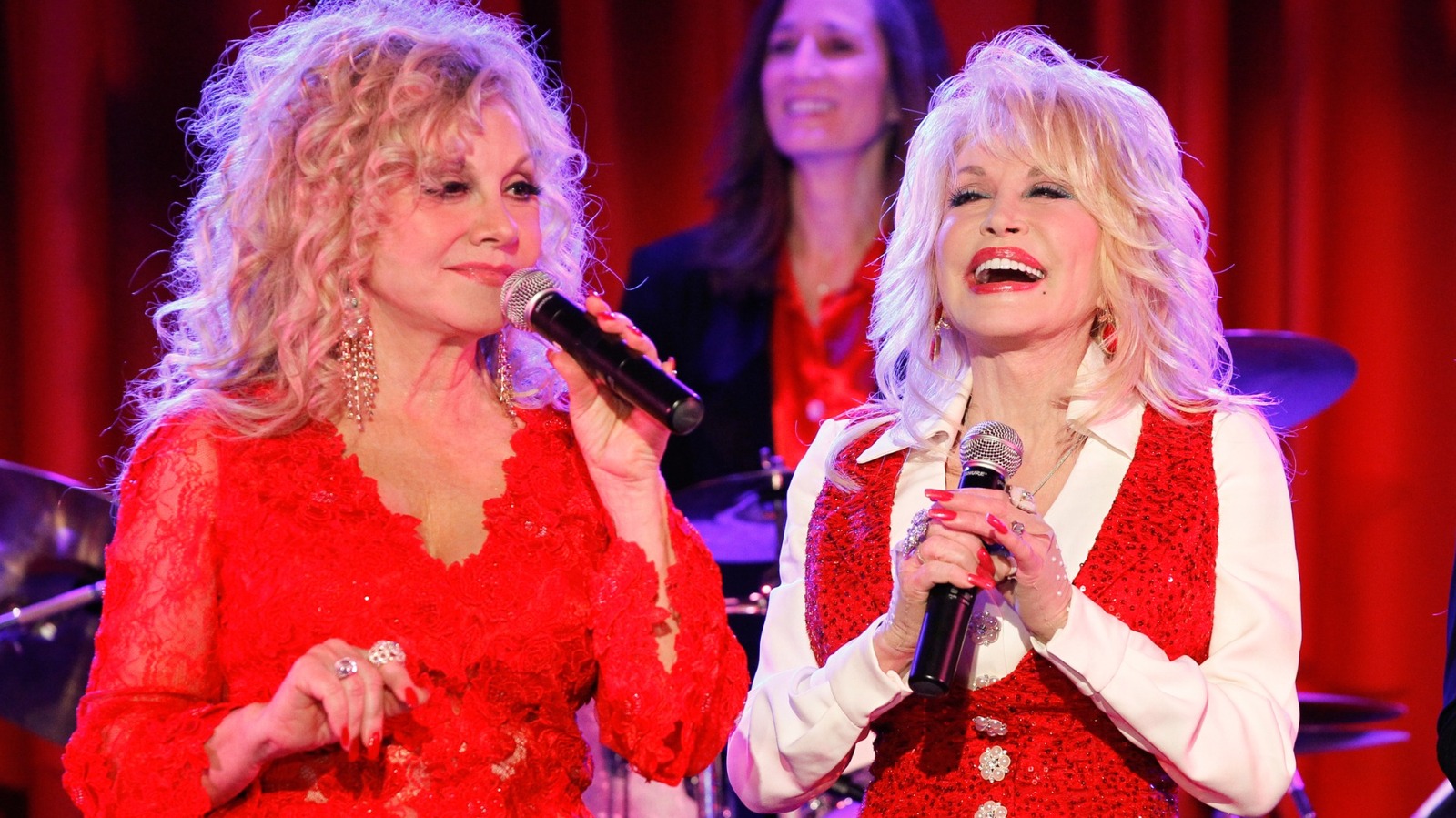 Incluso Stella, la hermana de Dolly Parton, nunca vio a la cantante sin maquillaje después de que su carrera despegó