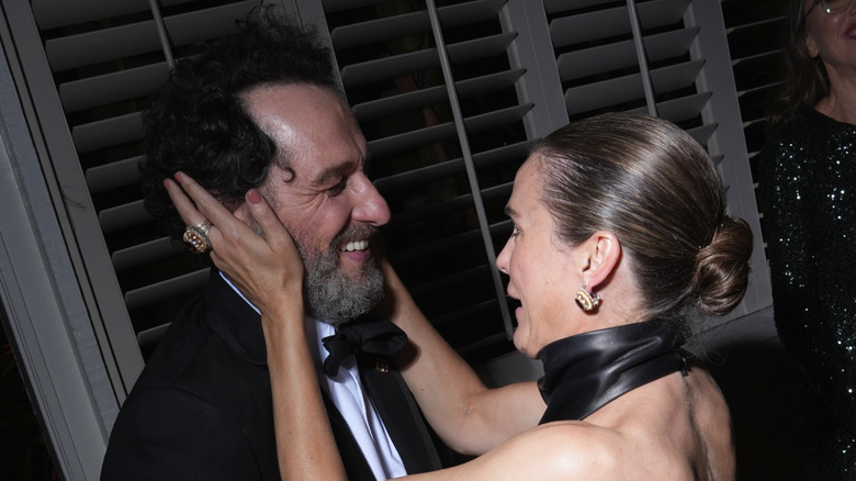 Matthew Rhys y Keri Russell en la foto celebrando detrás del escenario de los Emmy