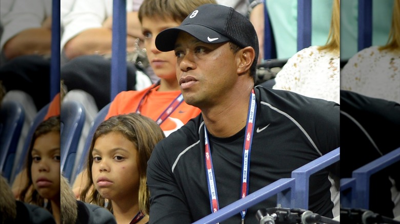 Sam Woods lleva el cabello castaño suelto mientras asiste al US Open con Tiger Woods en la ciudad de Nueva York en 2015.