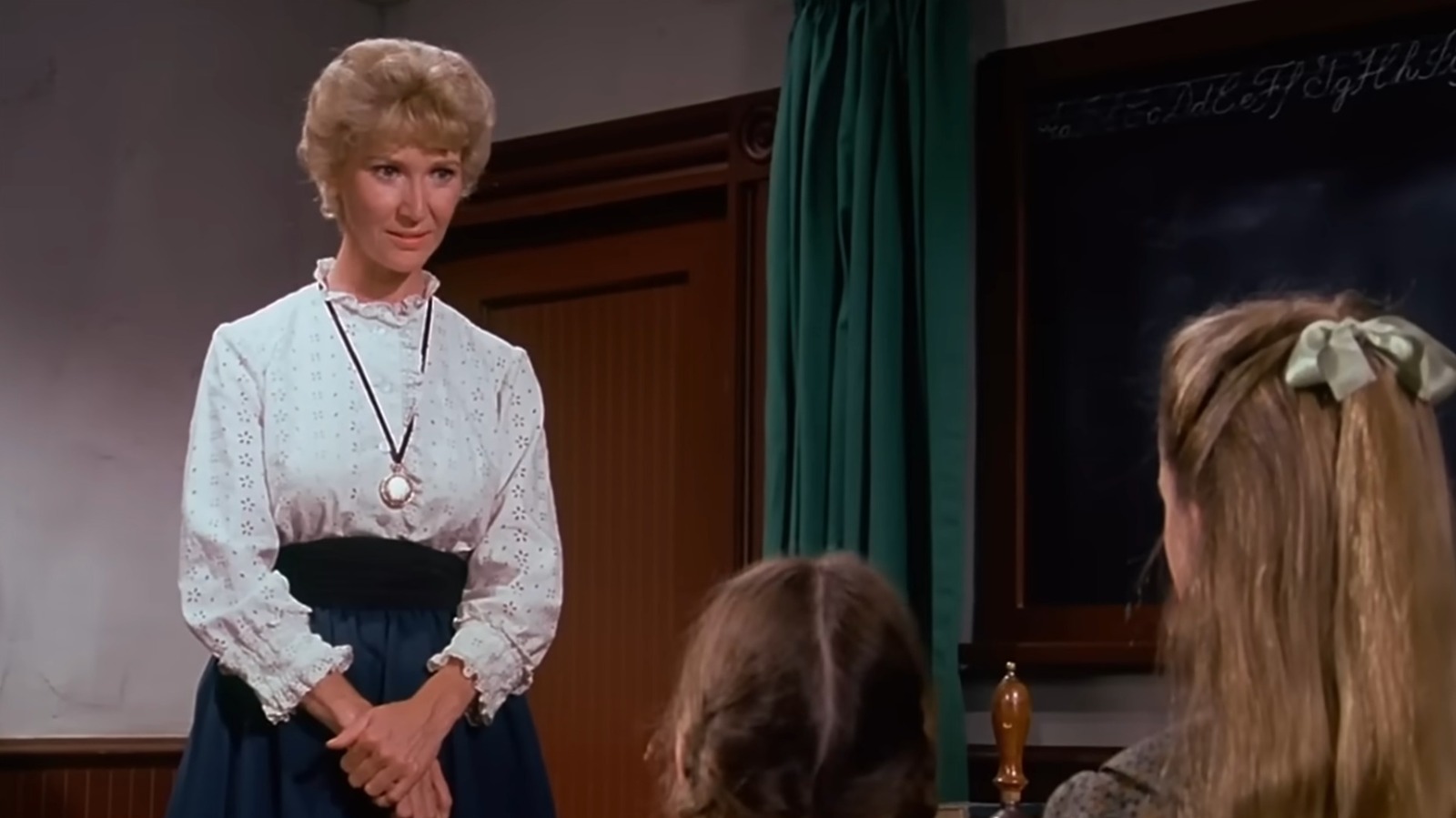 ¿Recuerdas a la señorita Beadle de La casa de la pradera? Cómo luce Charlotte Stewart ahora