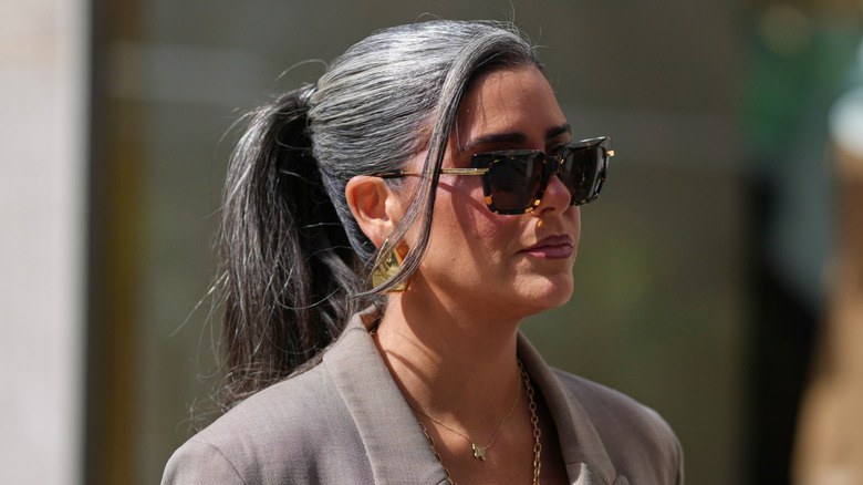 Una mujer con cabello gris mezclado con una base marrón oscuro.