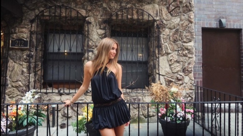 Willow White luce un minivestido negro en Nueva York