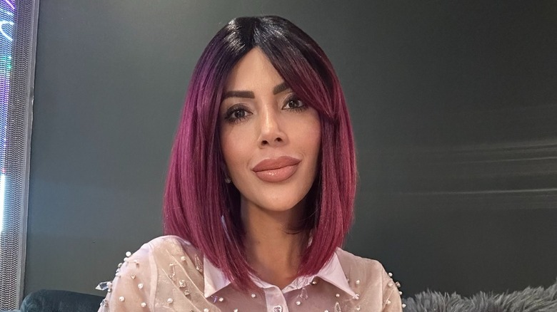 Jazmín Pineda lleva una peluca negra y rosa