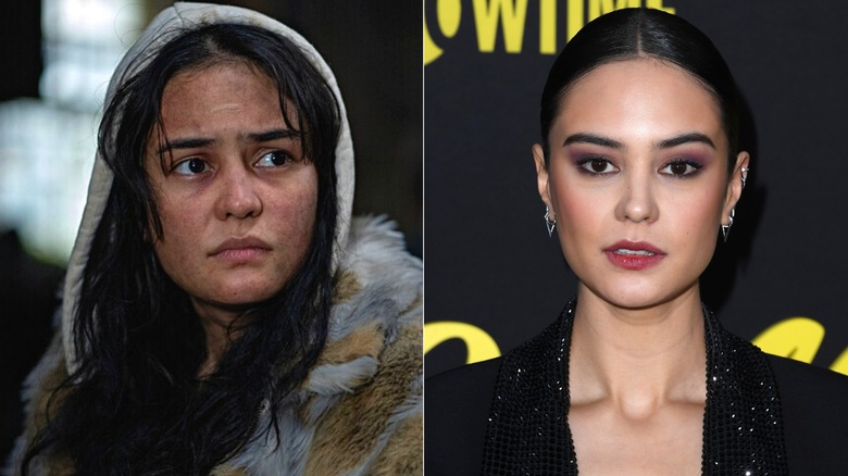 Fotografías una al lado de la otra de Courtney Eaton como su personaje de los Yellowjackets (izquierda) y como ella misma en la alfombra roja (derecha)