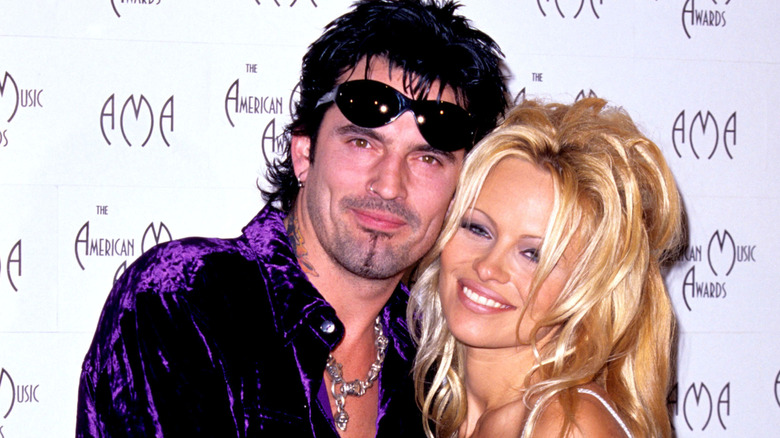 Tommy Lee y Pamela Anderson abrazados en un evento.
