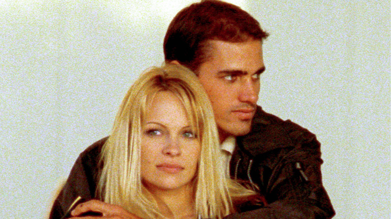 Kelly Slater abraza a Pamela Anderson en 2000.