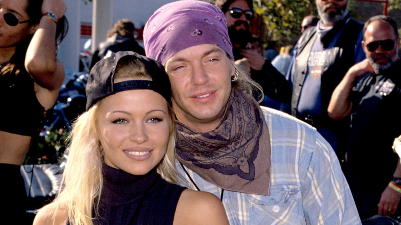 Pamela Anderson y Bret Michaels en un evento.