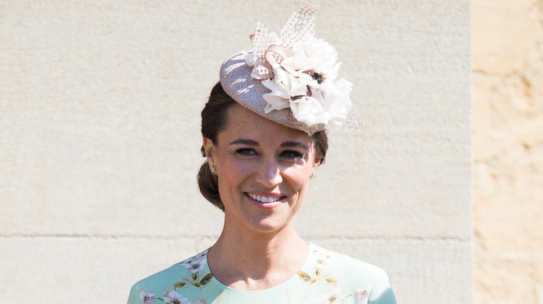 Pippa Middleton con un vestido azul de flores