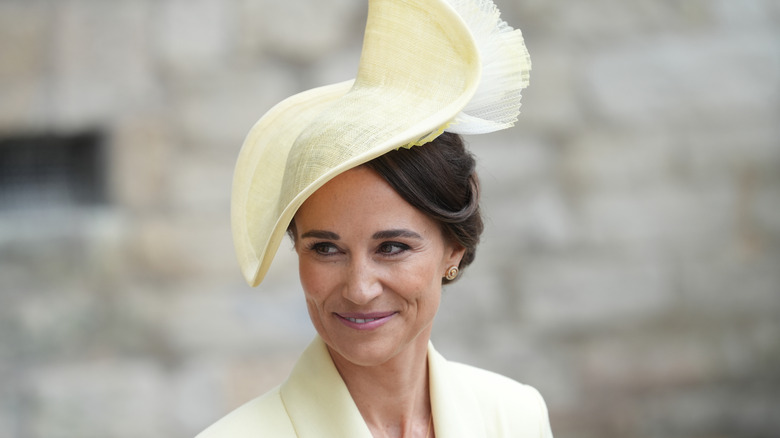 Pippa Middleton con un gran sombrero amarillo
