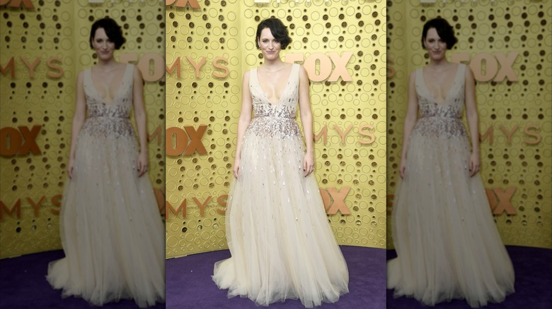 Phoebe Waller-Bridge luce un vestido beige de lentejuelas en los Premios Emmy 2019
