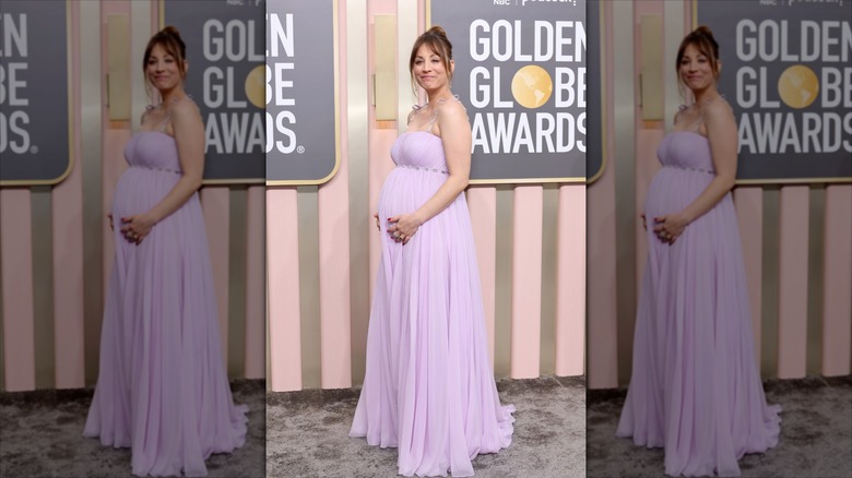 Kaley Cuoco se aferra a su panza con un vestido color lavanda