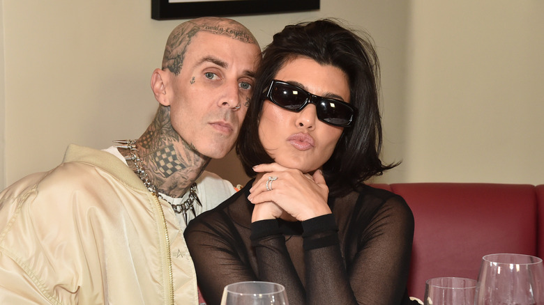 Kourtney Kardashian posando con Travis Barker