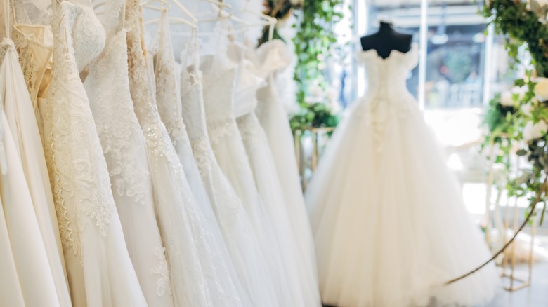 vestidos de novia en una tienda de novias