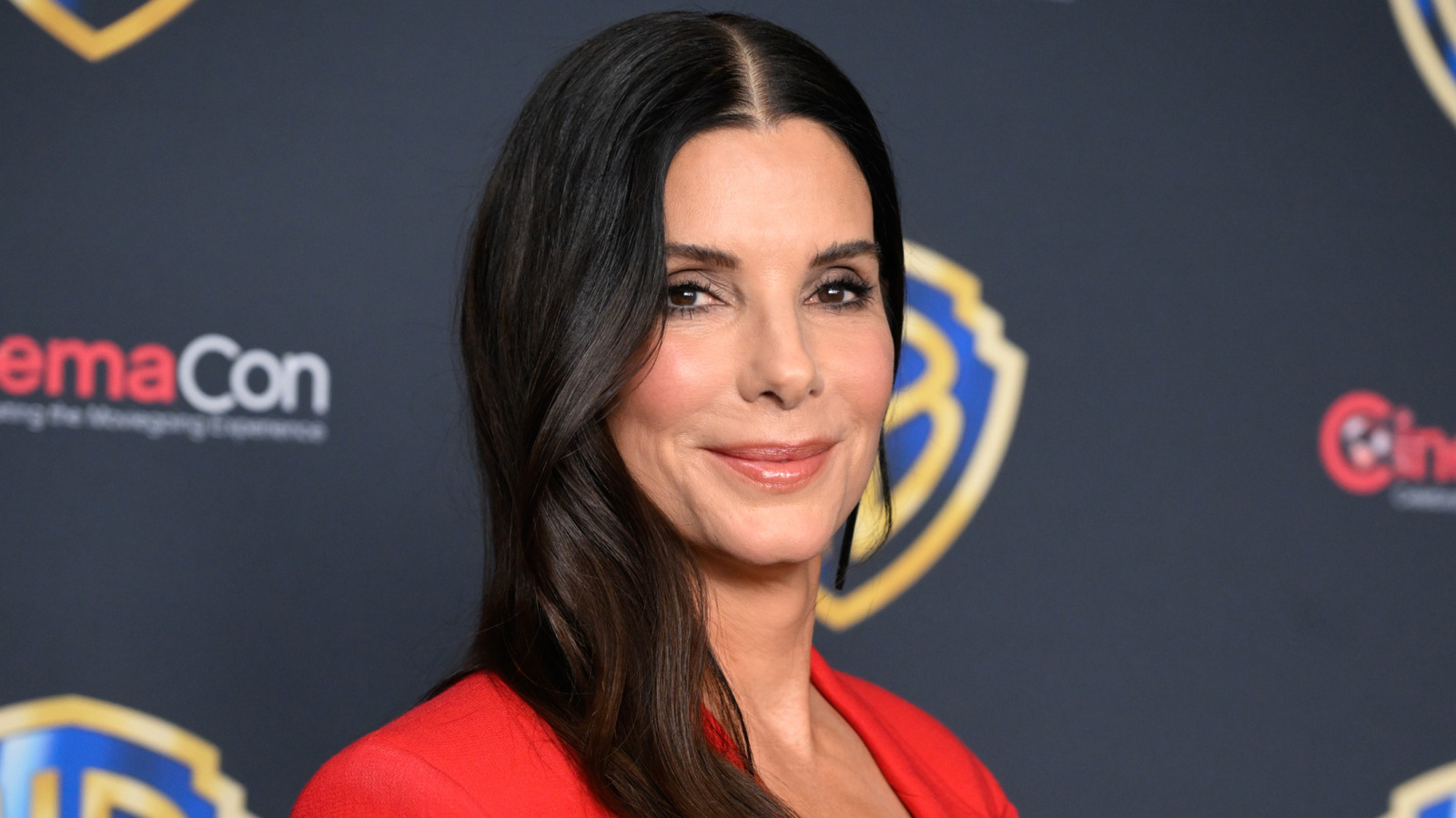 Sandra Bullock es impresionante a sus 60 años y este refrescante enfoque de la belleza podría agradecérselo