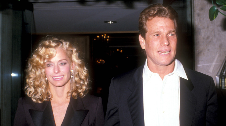 Se ve a Farrah Fawcett y Ryan O'Neal saliendo juntos de un edificio