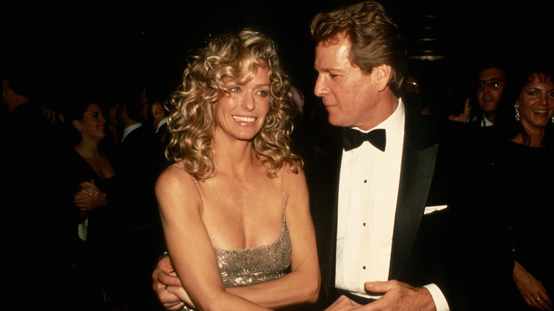 Farrah Fawcett y Ryan O'Neal son fotografiados juntos en un evento de gala