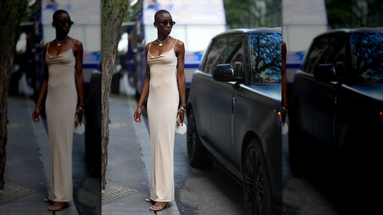 Una mujer que llevaba un vestido color crema.
