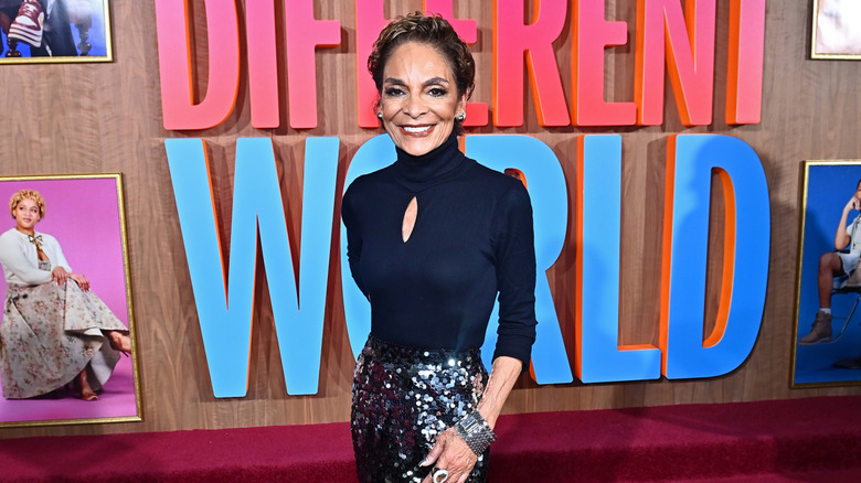 Jasmine Guy en la foto con un top de cuello alto negro y una falda de lentejuelas