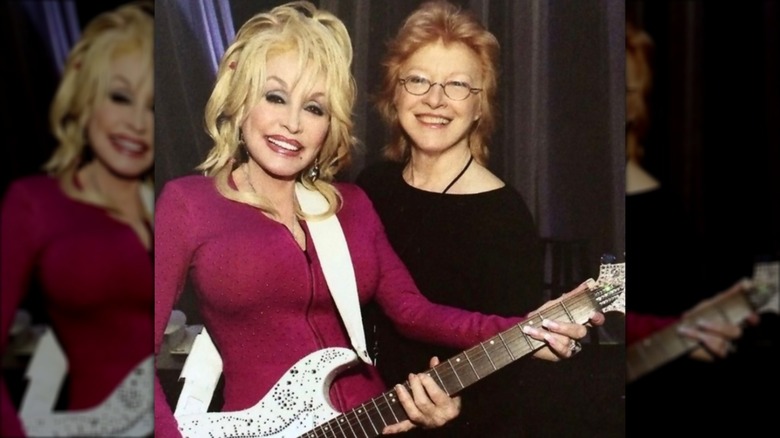 Dolly Parton (izquierda) con Judy Ogle (derecha) con gafas y una camiseta negra