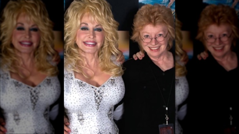 Dolly Parton (izquierda) con Judy Ogle (derecha) vistiendo una camisa negra con un bouffant pelirrojo