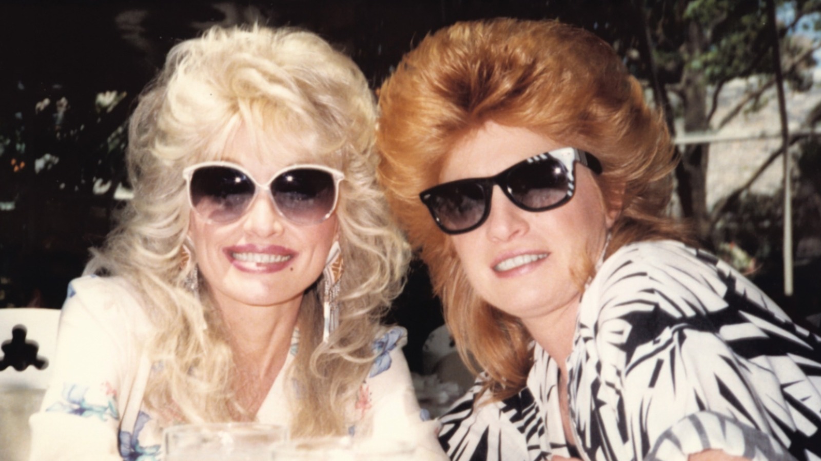 Judy Ogle, la mejor amiga de Dolly Parton, siempre ha sido una impresionante pelirroja natural: fotos