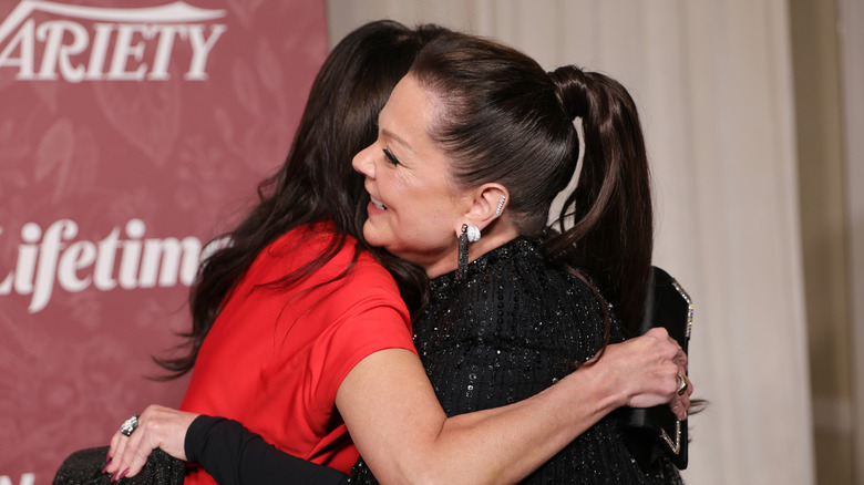 Melissa McCarthy y Lauren Graham abrazándose en 2026 Power of Women de Variety
