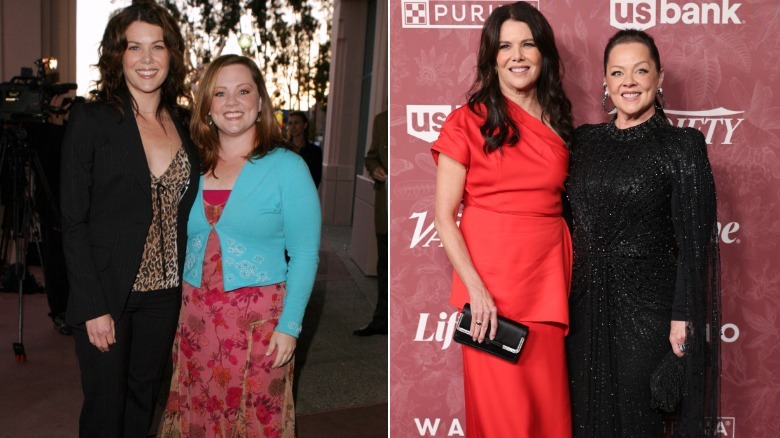(L) Lauren Graham y Melissa McCarthy sonriendo para la cámara en 2003 y (R) en 2026
