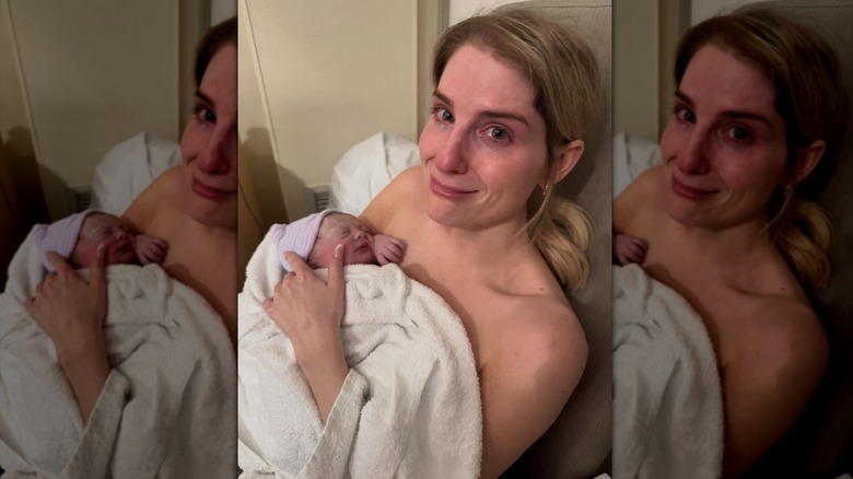 Meghan Trainor posando con su bebé Mikey
