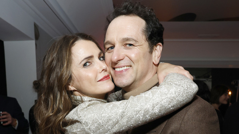 Keri Russell abraza a su compañero Matthew Rhys en una dulce foto de prensa.