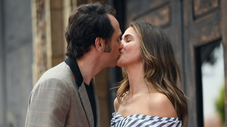 Matthew Rhys y Keri Russell se besan mientras asisten a una ceremonia en el Paseo de la Fama de Hollywood