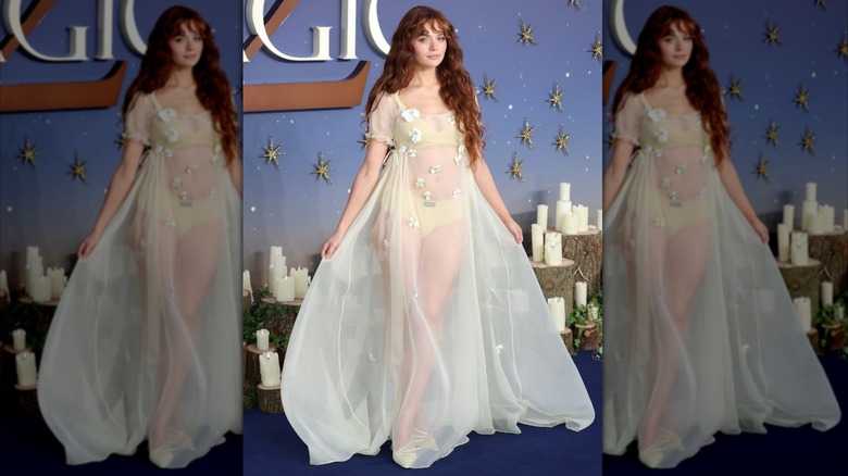 Joey King posando en el estreno de Practical Magic 2