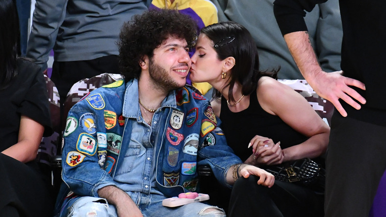 Selena Gomez se inclina para besar a Benny Blanco en la mejilla