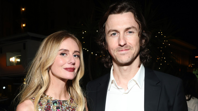 Justine Lupe es fotografiada con su esposo Tyson Mason en un evento de prensa.