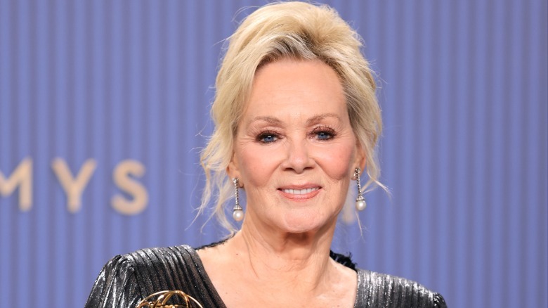 Jean Smart con pendientes de perlas en los Emmy 2026