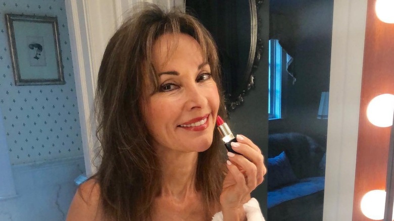 Susan Lucci aplicándose lápiz labial rojo