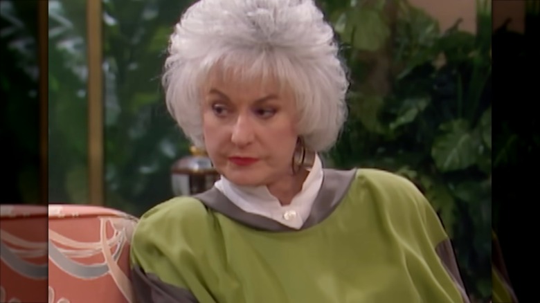 Bea Arthur con un suéter verde lima